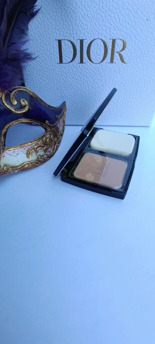 Base de maquillaje Dior negra