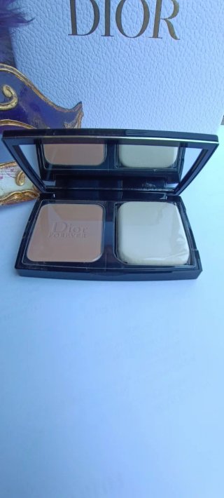 Base de maquillaje Dior negra