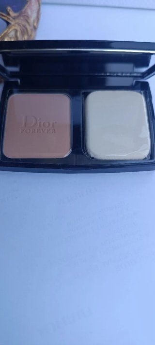 Base de maquillaje Dior negra