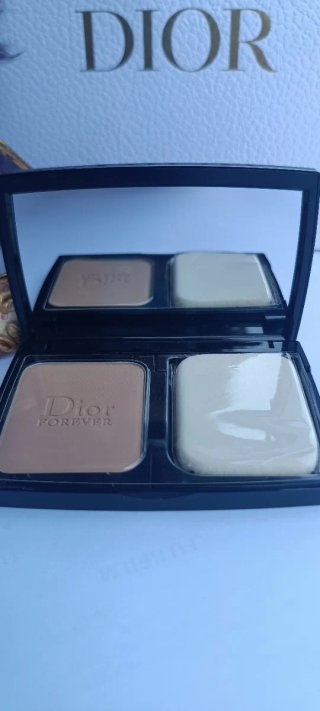 Base de maquillaje Dior negra