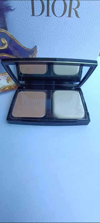 Base de maquillaje Dior negra
