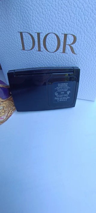 Base de maquillaje Dior negra