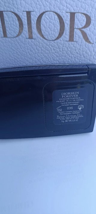 Base de maquillaje Dior negra