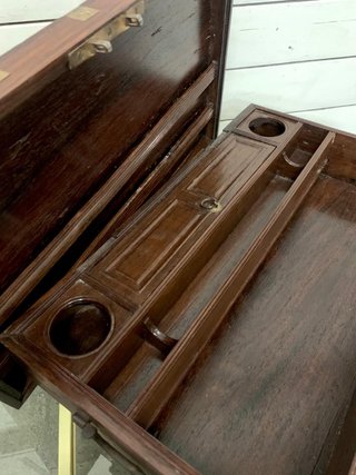 Caja antigua madera y latón.