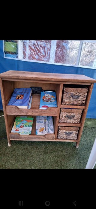 Mueble de madera con cestas de mimbre