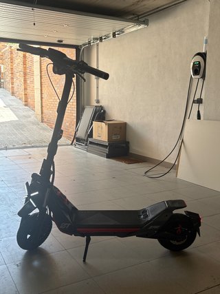 Patinete Eléctrico Negro y Rojo