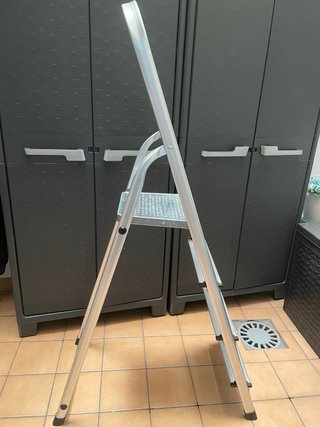 Escalera de aluminio plegable de 4 peldaños