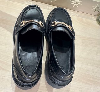 Mocasines negros H&M con detalle dorado
