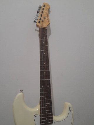 Guitarra eléctrica blanca con funda negra