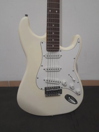 Guitarra eléctrica blanca con funda negra