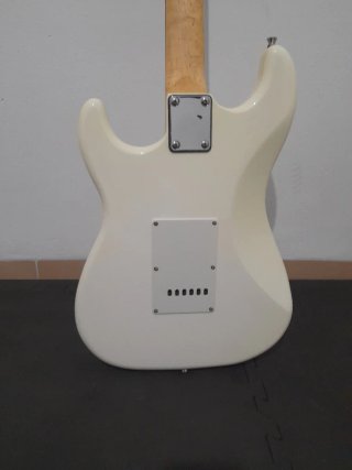 Guitarra eléctrica blanca con funda negra