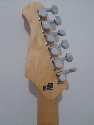 Guitarra eléctrica blanca con funda negra