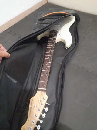 Guitarra eléctrica blanca con funda negra