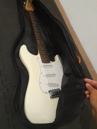 Guitarra eléctrica blanca con funda negra