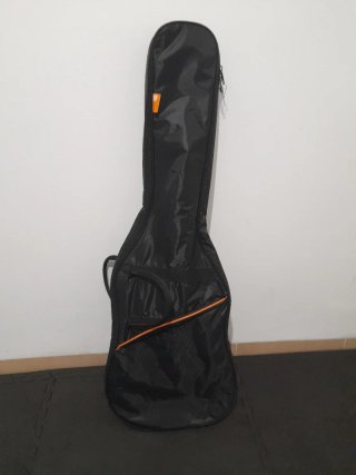 Guitarra eléctrica blanca con funda negra