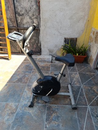 Bicicleta Estática Gris y Negra