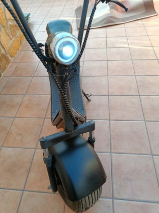 Moto eléctrica scooter negra