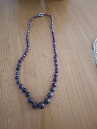 Collar de cuentas moradas