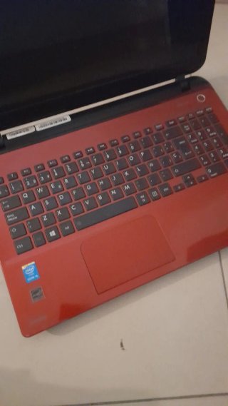 Portátil Toshiba Rojo