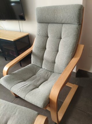 Sillón y reposapiés de tela y madera