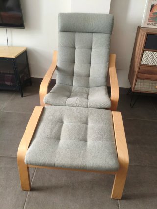 Sillón y reposapiés de tela y madera