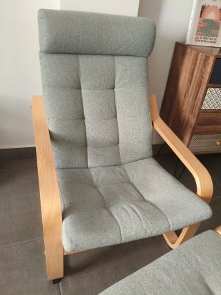 Sillón y reposapiés de tela y madera