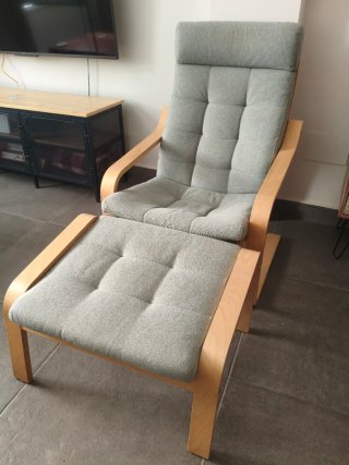 Sillón y reposapiés de tela y madera