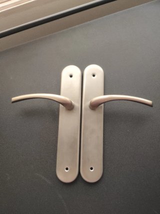 Manivela de puerta de metal