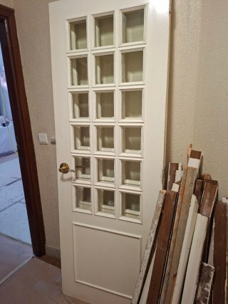 Puerta cristalera blanca con marco madera