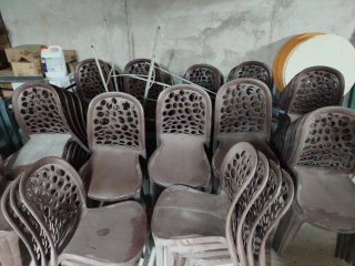 Sillas de plástico marrones