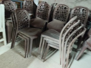 Sillas de plástico marrones