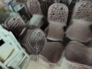 Sillas de plástico marrones