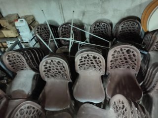 Sillas de plástico marrones