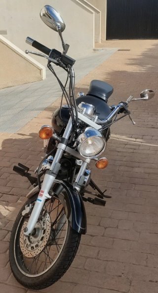 Yamaha Custom Cruiser Negra.
