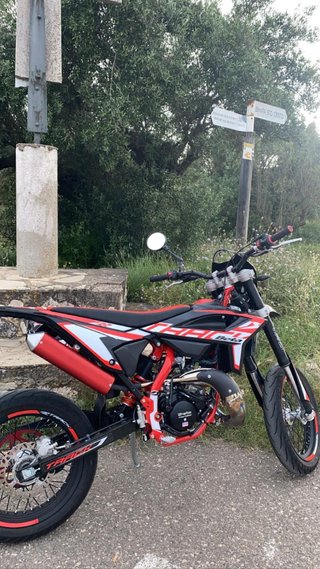 Beta Supermotard 49 cc negra y roja