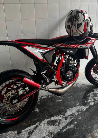 Beta Supermotard 49 cc negra y roja