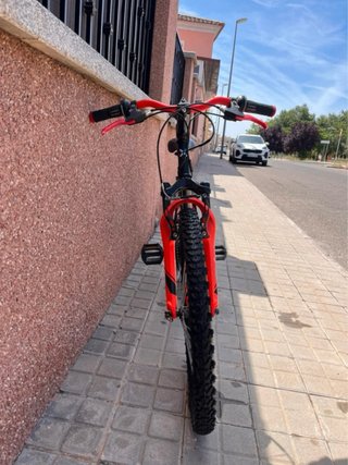 Bicicleta infantil Btwin negra y roja