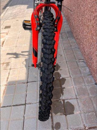 Bicicleta infantil Btwin negra y roja