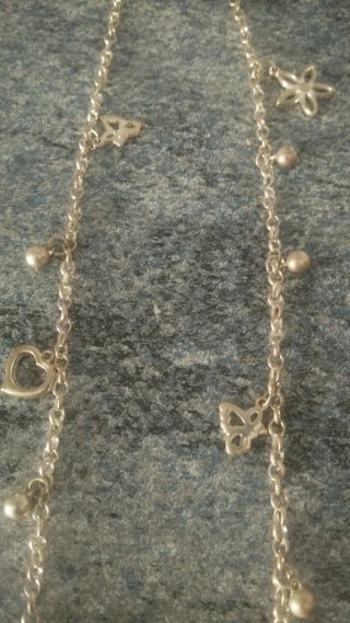 Collar plateado con dijes de flor y corazón