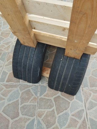 Silla de jardín de madera y neumáticos reciclados