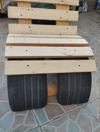 Silla de jardín de madera y neumáticos reciclados