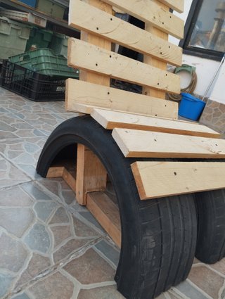 Silla de jardín de madera y neumáticos reciclados