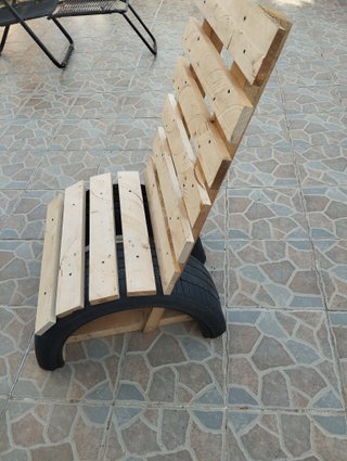 Silla de jardín de madera y neumáticos reciclados