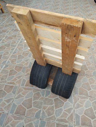 Silla de jardín de madera y neumáticos reciclados