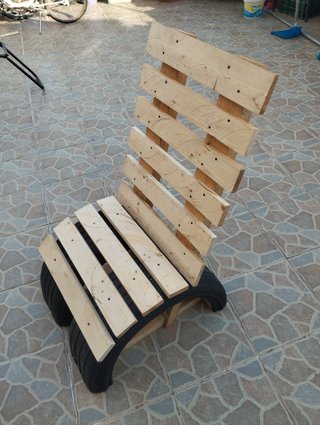 Silla de jardín de madera y neumáticos reciclados