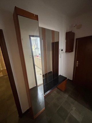 Recibidor de madera y cristal