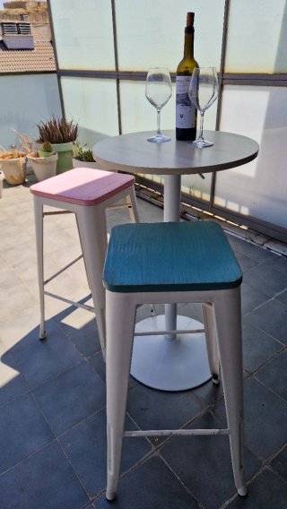 Mesa alta regulable + 2 taburetes + 2 sillas