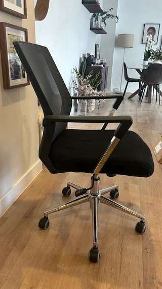 Silla de oficina negra con base cromada