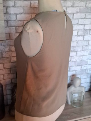 Blusa Zara drapeada con detalle dorado