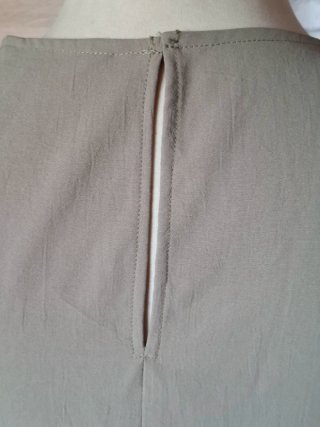 Blusa Zara drapeada con detalle dorado